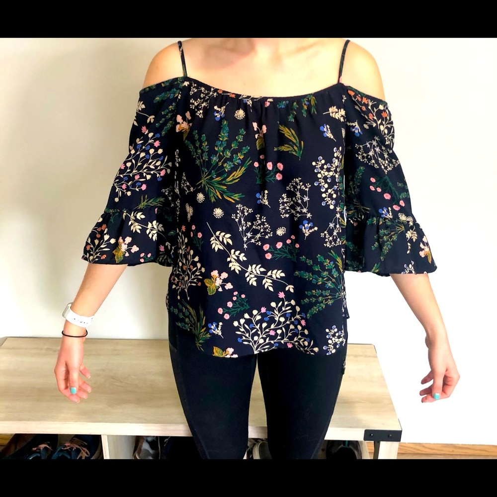 Flowy flowery shirt perfect for spring and summer.